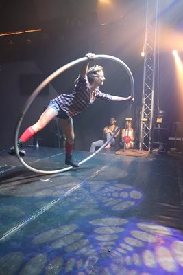 רקדנית עם גלגל 443 - 82