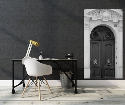 דלת שחורה ברחוב סאנט לאזר 3768- 5