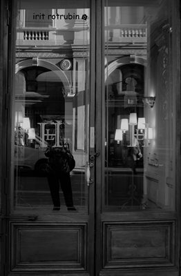 דלת במלון ברחוב סאנט לאזר 3307 -19