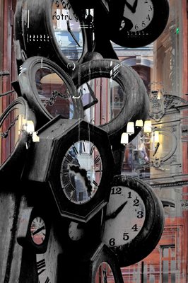 קולאז' שעונים ודלת מלון כהה 68 00-00