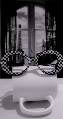 מגדל אייפל מול החלון עם משקפיים 3864 -1