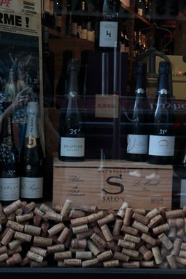 חנות יין ברחוב 55 לאזר 2516 -9