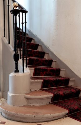 מדרגות פריזאיות עם שטיח רקום 3747 - 16 א'