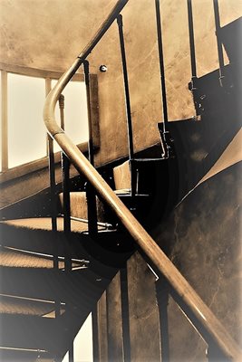 מדרגות במלון רומנטיקה בגוון חום 3828- 18