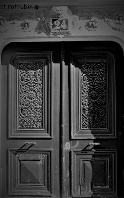 דלת ברחוב 24 סאנט לאזר בשחור 3767 -5