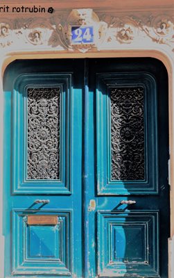 דלת ברחוב 24 סאנט לאזר בטורקיז 3767-5