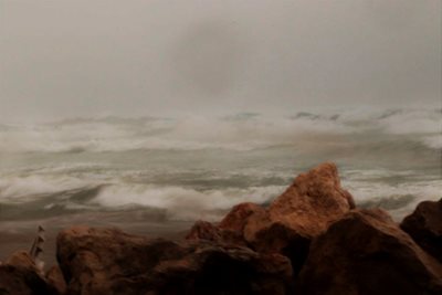 גלים ניתזים על הסלעים 4517 -14