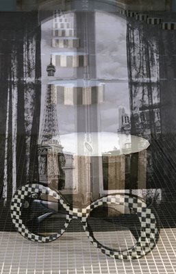 משקפיים עם רקע ארמון פלה בפריס 00155