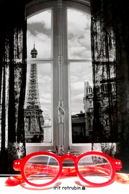 מגדל אייפל מול חלון עם משקפיים 4454 -1