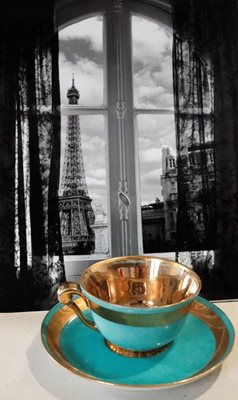 מגדל אייפל מולחלון עם כוס טורקיז 5006 -1