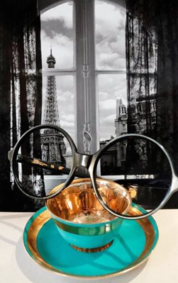 מגדל אייפל מול החלון עם משקפיים 5013 -1