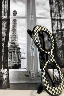 מגדל אייפל מול החלון עם משקפיים 4984 -1