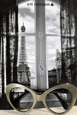 מגדל אייפל מול החלון עם משקפיים 3103 -1