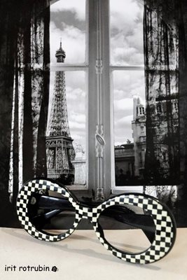 מגדל אייפל מול החלון עם משקפיים 4983 -1