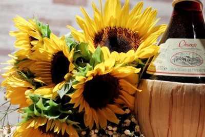 זר חמניות ובקבוק יין 9061 -27