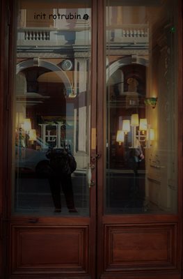 מנורה מוארת ברחוב סנט לאזר 3307 -19