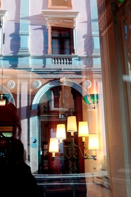 מנורה מוארת במלון סאנט לאזר 3311-19