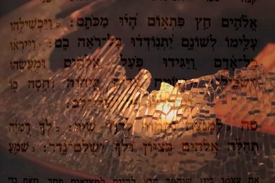 קולאז' אור בכלי סדוק וברכה 00-0049