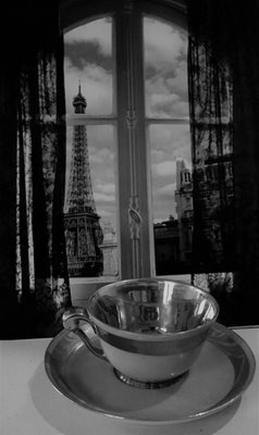 אייפל מול חלון עם כוס לקפה 5006 -1