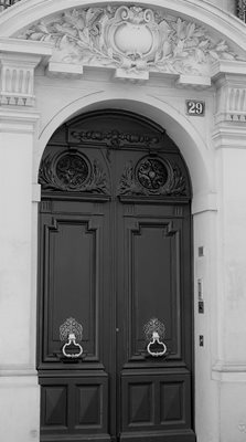 דלת ברחוב 29 סאנט לאזר בשחור 3768- 5