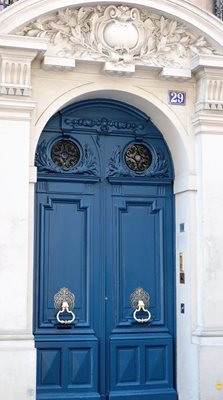 דלת ברחוב 29 סאנט לאזר בכחול 3768-5
